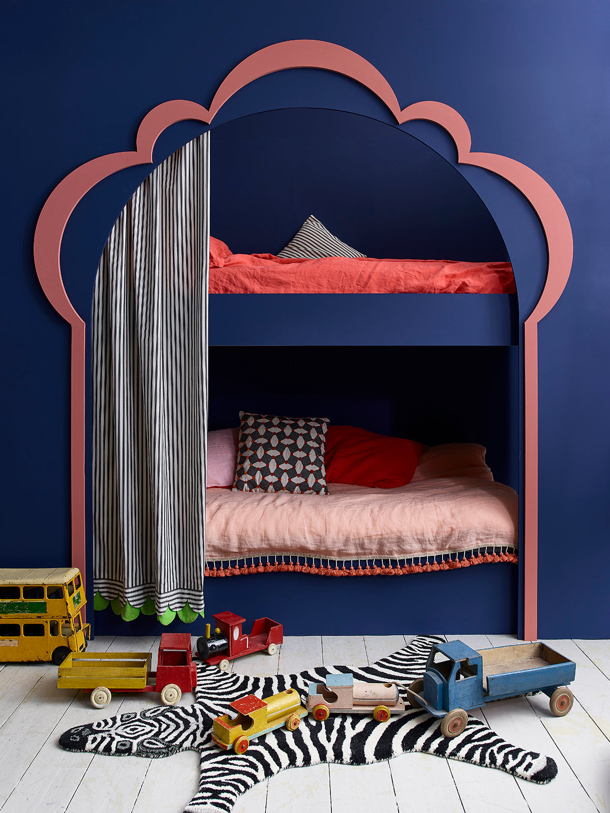 Annie Sloan Chalk Paint® - Napoleanic Blue - The 3 Painted Pugs
