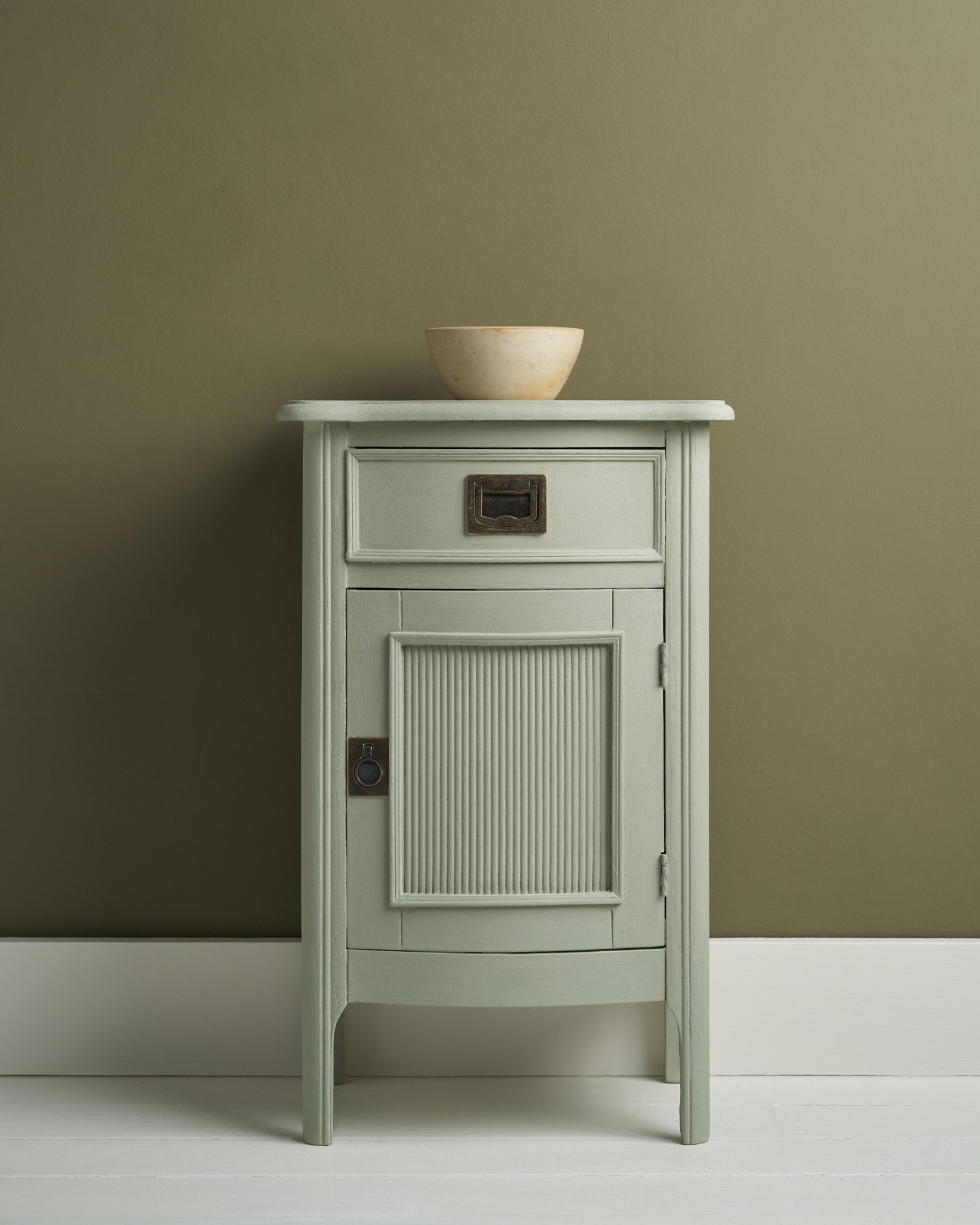 Annie Sloan Chalk Paint® - Coolabah Green - The 3 Painted Pugs